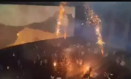 ‘ಟೈಗರ್ 3’ ಪ್ರದರ್ಶನ ವೇಳೆ ಚಿತ್ರಮಂದಿರದೊಳಗೆ ಪಟಾಕಿ ಸಿಡಿಸಿದ ಸಲ್ಮಾನ್ ಖಾನ್ ಅಭಿಮಾನಿಗಳು; ಆತಂಕಕ್ಕೊಳಗಾದ ವೀಕ್ಷಕರು