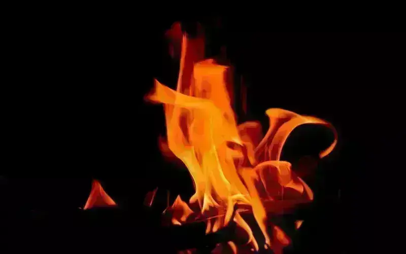 ಮನೆಗಳಿಗೆ ಬೆಂಕಿ; ಒಂದೇ ಕುಟುಂಬದ ಐವರು ಸಜೀವ ದಹನ