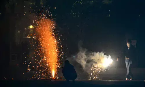 ಪಟಾಕಿ ಹಚ್ಚುವ ಕುರಿತು ಜಗಳ: ತಂದೆ, ಪುತ್ರನನ್ನು ಇರಿದು ಹತ್ಯೆಗೈದ ಗುಂಪು