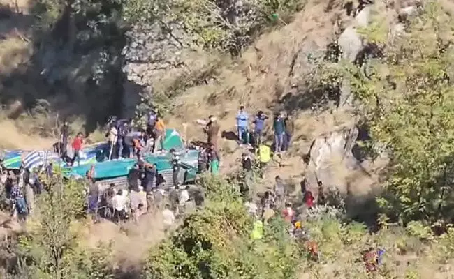 ಜಮ್ಮು-ಕಾಶ್ಮೀರ: ಕಂದಕಕ್ಕೆ ಉರುಳಿ ಬಿದ್ದ ಬಸ್; 36 ಮಂದಿ ಮೃತ್ಯು ಜಮ್ಮು-ಕಾಶ್ಮೀರ: ಕಂದಕಕ್ಕೆ ಉರುಳಿ ಬಿದ್ದ ಬಸ್; 36 ಮಂದಿ ಮೃತ್ಯು