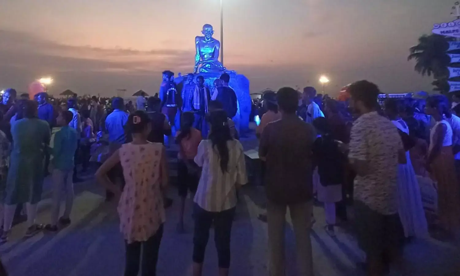 ಮಧುಮೇಹ ದಿನ: ನೀಲಿ ಬಣ್ಣದಿಂದಕಂಗೊಳಿಸಿದ ಮಲ್ಪೆ ಗಾಂಧಿ ಪ್ರತಿಮೆ