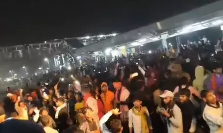 ಹಬ್ಬದ ವಿಶೇಷ ರೈಲು ರದ್ದು; ಉದ್ರಿಕ್ತರಿಂದ ಸ್ಟೇಷನ್ ಗೆ ಕಲ್ಲು ತೂರಾಟ