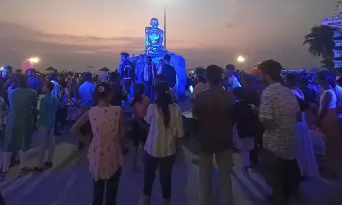 ಮಧುಮೇಹ ದಿನ: ನೀಲಿ ಬಣ್ಣದಿಂದಕಂಗೊಳಿಸಿದ ಮಲ್ಪೆ ಗಾಂಧಿ ಪ್ರತಿಮೆ