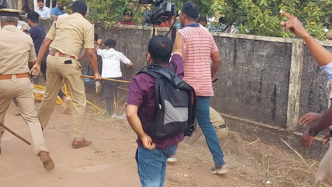 ಉಡುಪಿ ತಾಯಿ, ಮಕ್ಕಳ ಕಗ್ಗೊಲೆ ಪ್ರಕರಣ: ಮಹಜರು ವೇಳೆ ಆರೋಪಿಯ ಮೇಲೆ ದಾಳಿಗೆ ಯತ್ನಿಸಿದ ಆಕ್ರೋಶಿತ ಗುಂಪು; ಪೊಲೀಸರಿಂದ ಲಾಠಿಚಾರ್ಜ್ ಉಡುಪಿ ತಾಯಿ, ಮಕ್ಕಳ ಕಗ್ಗೊಲೆ ಪ್ರಕರಣ: ಮಹಜರು ವೇಳೆ ಆರೋಪಿಯ ಮೇಲೆ ದಾಳಿಗೆ ಯತ್ನಿಸಿದ ಆಕ್ರೋಶಿತ ಗುಂಪು; ಪೊಲೀಸರಿಂದ ಲಾಠಿಚಾರ್ಜ್