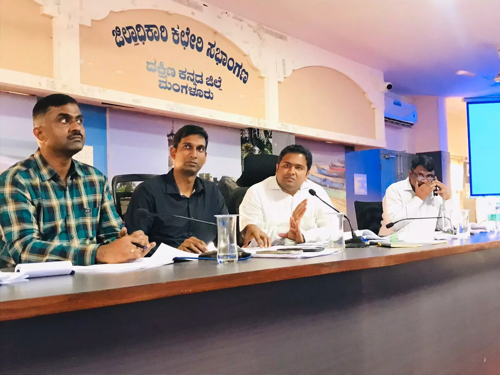 ಪೌರಕಾರ್ಮಿಕರಿಗೆ ಸಕಾಲಕ್ಕೆ ವೇತನ ಪಾವತಿಸಲು ದ.ಕ. ಜಿಲ್ಲಾಧಿಕಾರಿ ಸೂಚನೆ ಪೌರಕಾರ್ಮಿಕರಿಗೆ ಸಕಾಲಕ್ಕೆ ವೇತನ ಪಾವತಿಸಲು ದ.ಕ. ಜಿಲ್ಲಾಧಿಕಾರಿ ಸೂಚನೆ