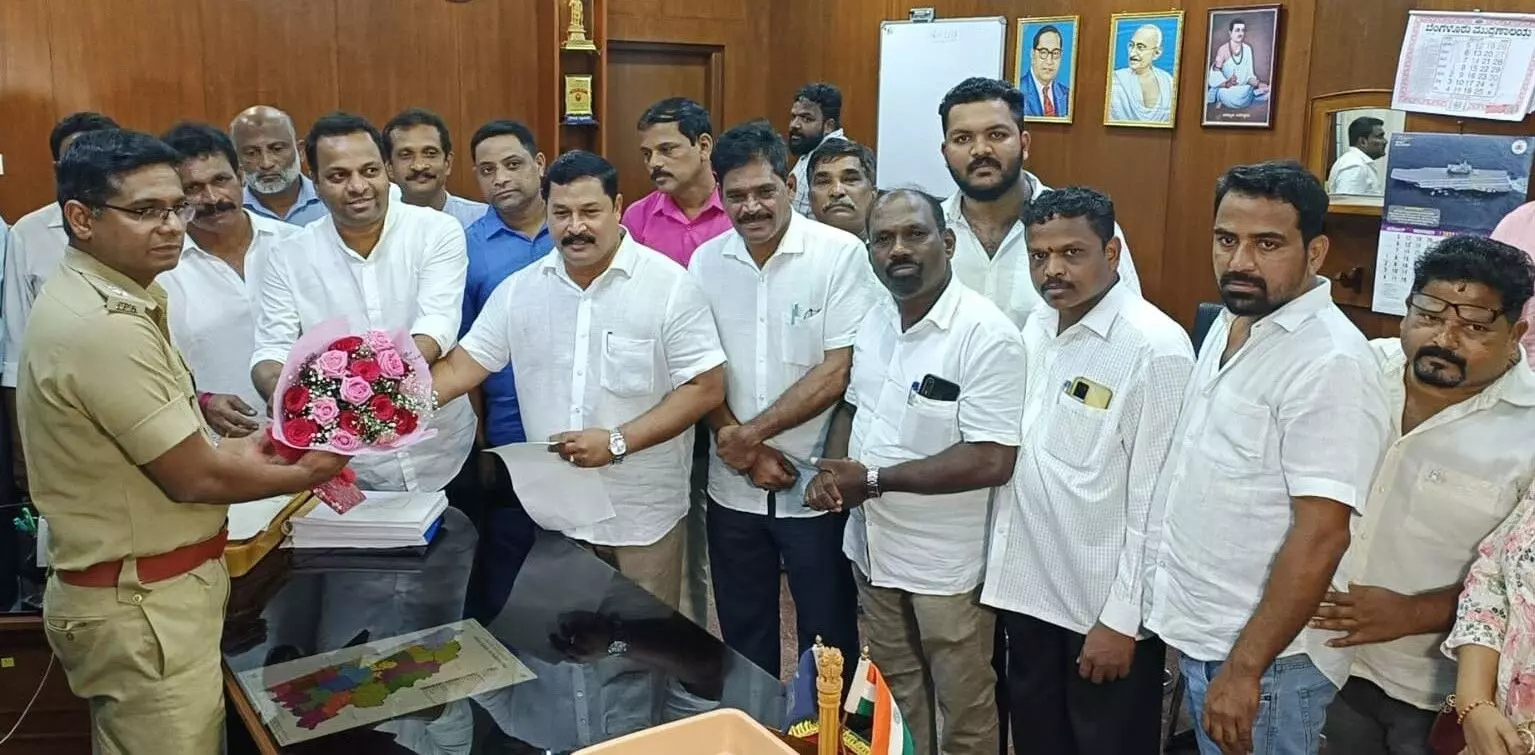 ಉಡುಪಿ ಹತ್ಯಾಕಾಂಡ ಪ್ರಕರಣ ಬೇಧಿಸಿದ ಎಸ್ಪಿ ತಂಡಕ್ಕೆ ಕಾಂಗ್ರೆಸ್ ಅಭಿನಂದನೆ ಉಡುಪಿ ಹತ್ಯಾಕಾಂಡ ಪ್ರಕರಣ ಬೇಧಿಸಿದ ಎಸ್ಪಿ ತಂಡಕ್ಕೆ ಕಾಂಗ್ರೆಸ್ ಅಭಿನಂದನೆ