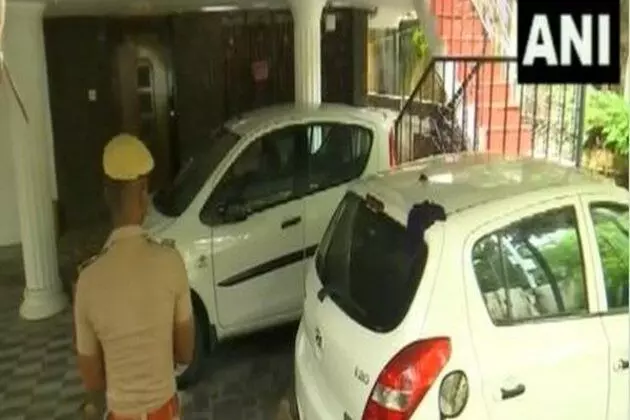 ಚೆನ್ನೈ : ಕರ್ನಾಟಕ ಮೂಲದ ಜವಳಿ ಉದ್ಯಮಿ ಮನೆ ಮೇಲೆ ಐಟಿ ದಾಳಿ ಚೆನ್ನೈ : ಕರ್ನಾಟಕ ಮೂಲದ ಜವಳಿ ಉದ್ಯಮಿ ಮನೆ ಮೇಲೆ ಐಟಿ ದಾಳಿ