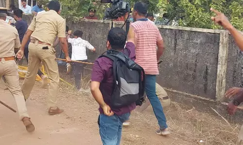 ಉಡುಪಿ ತಾಯಿ, ಮಕ್ಕಳ ಕಗ್ಗೊಲೆ ಪ್ರಕರಣ: ಮಹಜರು ವೇಳೆ ಆರೋಪಿಯ ಮೇಲೆ ದಾಳಿಗೆ ಯತ್ನಿಸಿದ ಆಕ್ರೋಶಿತ ಗುಂಪು; ಪೊಲೀಸರಿಂದ ಲಾಠಿಚಾರ್ಜ್