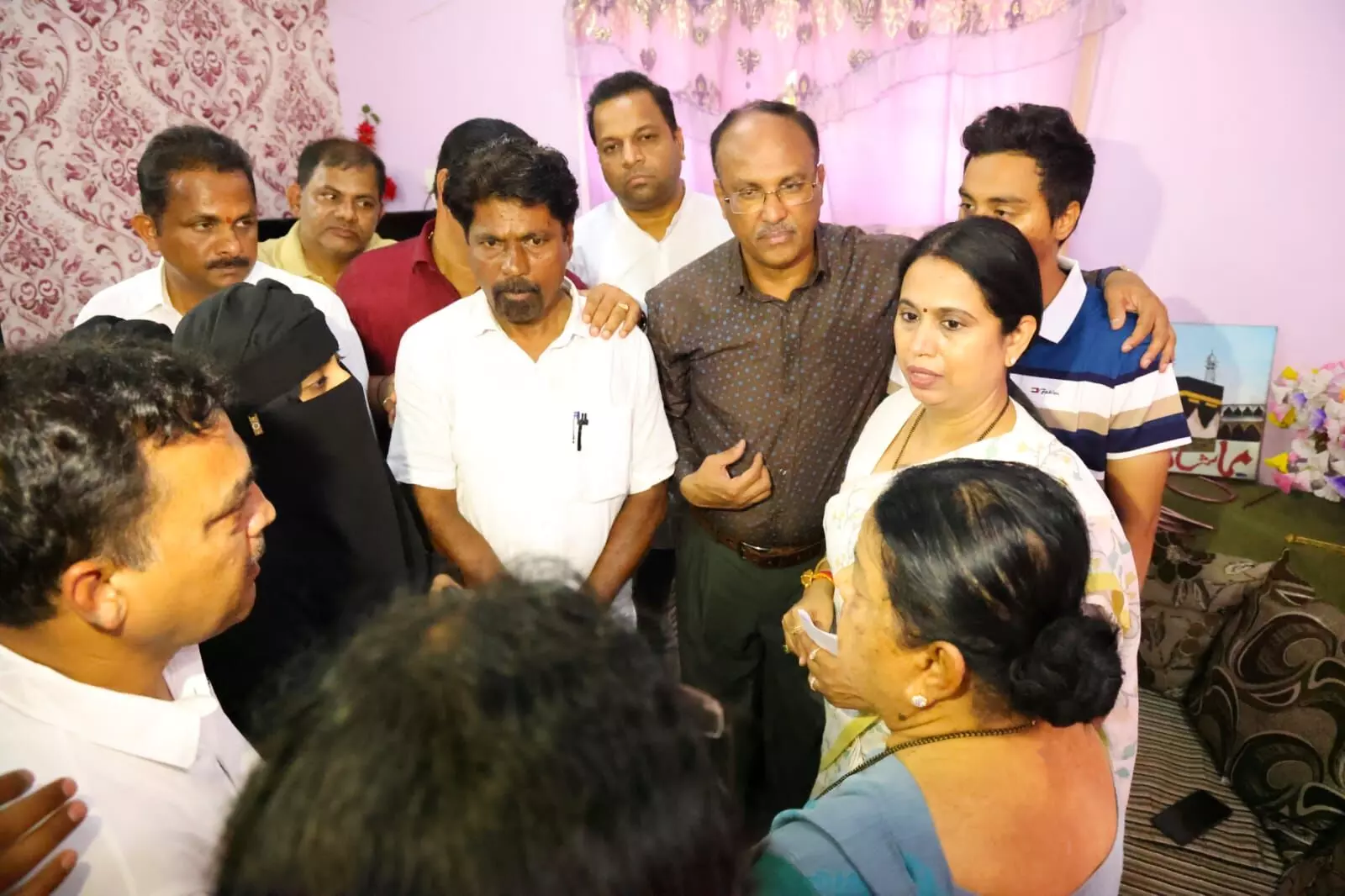 ಉಡುಪಿ: ತಾಯಿ, ಮಕ್ಕಳ ಕಗ್ಗೊಲೆ ಪ್ರಕರಣ; ಕುಟುಂಬಸ್ಥರನ್ನು ಭೇಟಿಯಾಗಿ ಸಾಂತ್ವನ ಹೇಳಿದ ಸಚಿವೆ ಲಕ್ಷ್ಮೀ ಹೆಬ್ಬಾಳ್ಕರ್