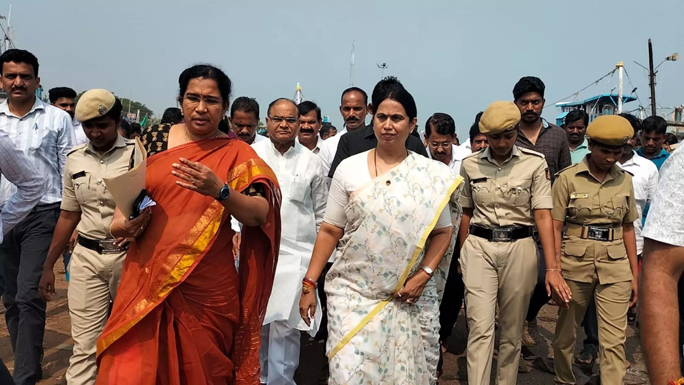 ಗಂಗೊಳ್ಳಿ: ಮ್ಯಾಂಗನೀಸ್ ವಾರ್ಫ್ ನಿವಾಸಿಗಳಿಂದ ಸಚಿವೆಗೆ ಮನವಿ ಗಂಗೊಳ್ಳಿ: ಮ್ಯಾಂಗನೀಸ್ ವಾರ್ಫ್ ನಿವಾಸಿಗಳಿಂದ ಸಚಿವೆಗೆ ಮನವಿ