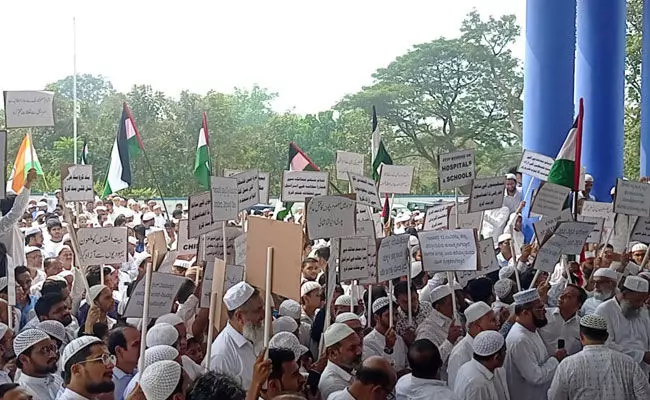 ಭಟ್ಕಳ: ಇಸ್ರೇಲ್ ನಡೆಸುತ್ತಿರುವ ನರಮೇಧ ಕೊನೆಗೊಳಿಸಲು ಆಗ್ರಹಿಸಿ ಧರಣಿ ಭಟ್ಕಳ: ಇಸ್ರೇಲ್ ನಡೆಸುತ್ತಿರುವ ನರಮೇಧ ಕೊನೆಗೊಳಿಸಲು ಆಗ್ರಹಿಸಿ ಧರಣಿ