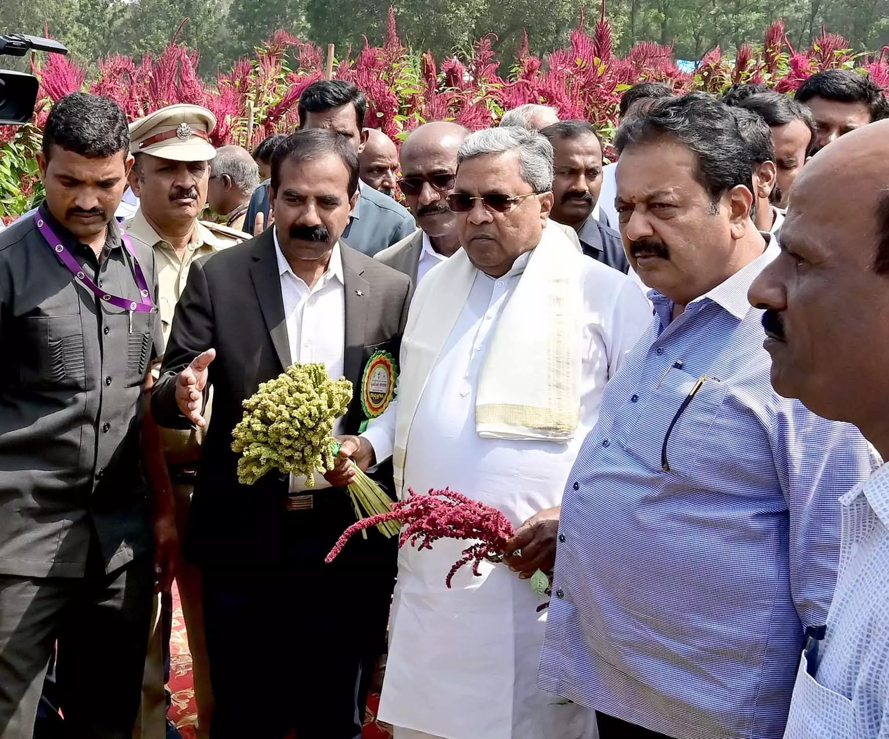 ಬೆಂಗಳೂರು | ಕೃಷಿಮೇಳಕ್ಕೆ ಚಾಲನೆ; ಮೊದಲ ದಿನವೇ 80 ಲಕ್ಷ ರೂ.ಗೂ ಅಧಿಕ ವಹಿವಾಟು ಬೆಂಗಳೂರು | ಕೃಷಿಮೇಳಕ್ಕೆ ಚಾಲನೆ; ಮೊದಲ ದಿನವೇ 80 ಲಕ್ಷ ರೂ.ಗೂ ಅಧಿಕ ವಹಿವಾಟು