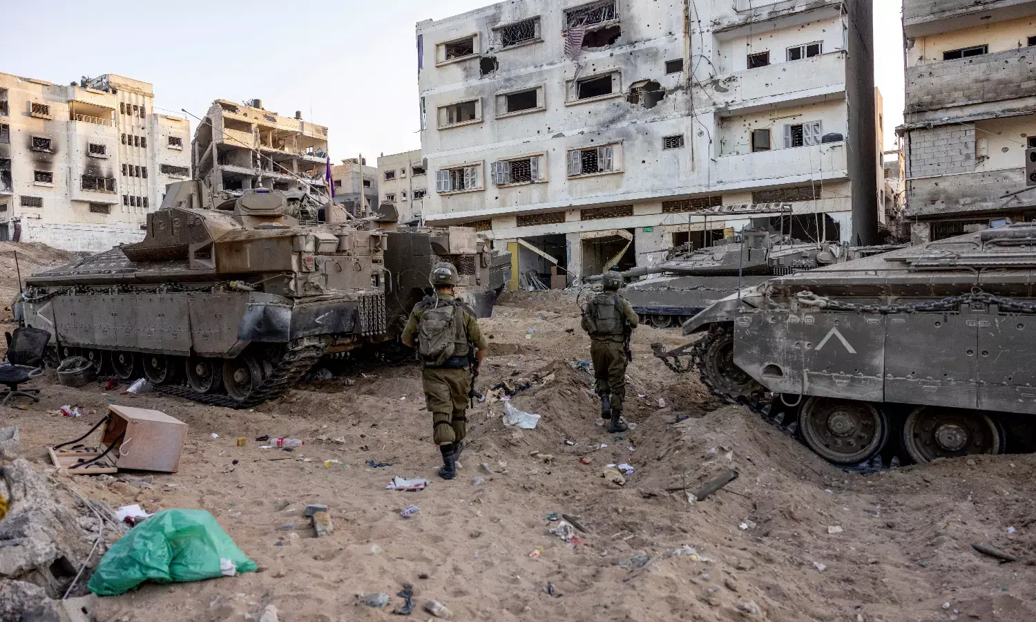 ಗಾಝಾದಲ್ಲಿಯ ಅಲ್-ಅಹ್ಲಿ ಆಸ್ಪತ್ರೆಯನ್ನು ಸುತ್ತುವರಿದಿರುವ ಇಸ್ರೇಲಿ ಟ್ಯಾಂಕುಗಳು