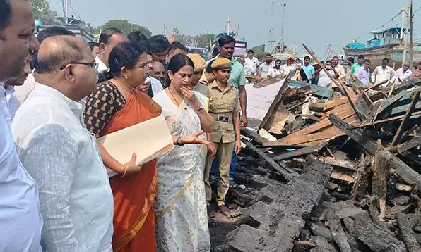 ಗಂಗೊಳ್ಳಿ ಅಗ್ನಿ ದುರಂತ ಪ್ರದೇಶಕ್ಕೆ ಸಚಿವೆ ಹೆಬ್ಬಾಳ್ಕರ್ ಭೇಟಿ, ಪರಿಶೀಲನೆ