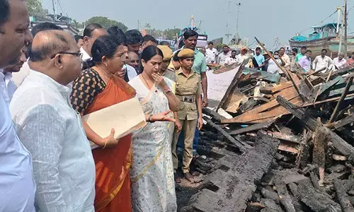 ಗಂಗೊಳ್ಳಿ ಅಗ್ನಿ ದುರಂತ ಪ್ರದೇಶಕ್ಕೆ ಸಚಿವೆ ಹೆಬ್ಬಾಳ್ಕರ್ ಭೇಟಿ, ಪರಿಶೀಲನೆ