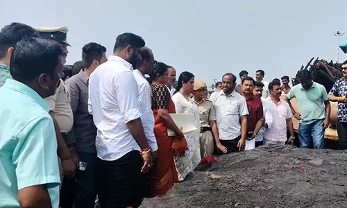 ಬೋಟ್ ಅಗ್ನಿದುರಂತದಿಂದ 13 ಕೋಟಿ ರೂ.ನಷ್ಟದ ಅಂದಾಜು: ಗಂಗೊಳ್ಳಿಯಲ್ಲಿ ಉಸ್ತುವಾರಿ ಸಚಿವೆ ಲಕ್ಷ್ಮೀ ಹೆಬ್ಬಾಳ್ಕರ್