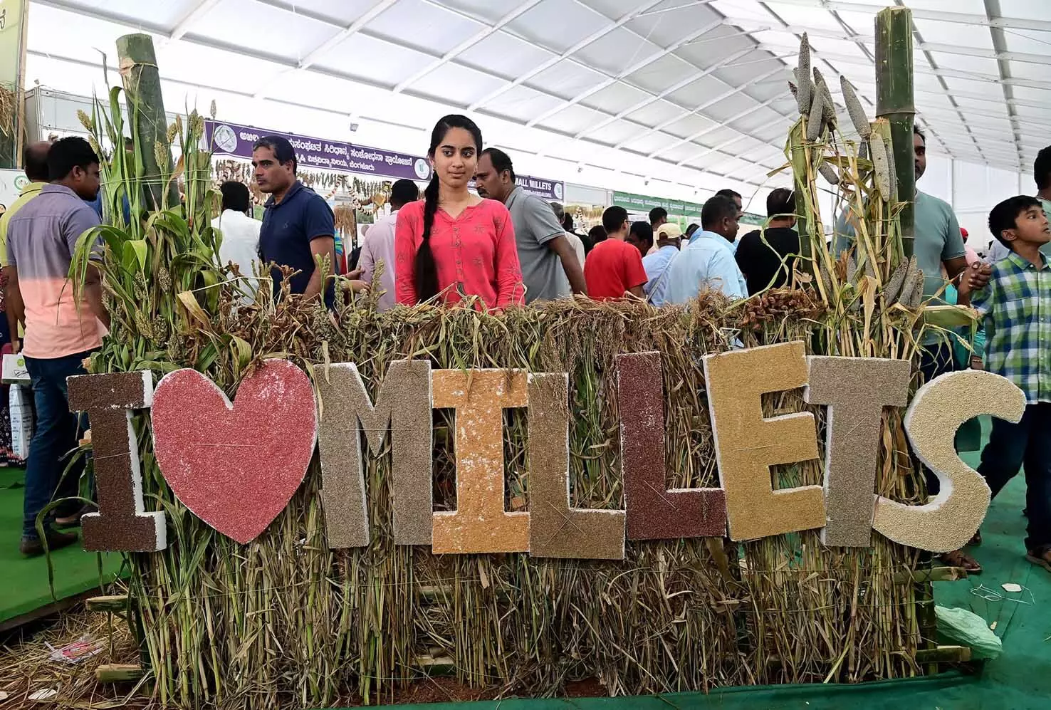 ಬೆಂಗಳೂರು: ಕೃಷಿ ಮೇಳದಲ್ಲಿ ಜನರ ಗಮನ ಸೆಳೆದ ಬೆಲ್ಲದ ಪರಿಷೆ, ಮಧುವನ ಬೆಂಗಳೂರು: ಕೃಷಿ ಮೇಳದಲ್ಲಿ ಜನರ ಗಮನ ಸೆಳೆದ ಬೆಲ್ಲದ ಪರಿಷೆ, ಮಧುವನ