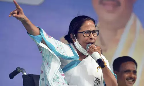 ಕೇಂದ್ರ ಸರ್ಕಾರ ದೇಶವನ್ನು ಕೇಸರೀಕರಣ ಮಾಡಲು ಹೊರಟಿದೆ: ಮಮತಾ ಬ್ಯಾನರ್ಜಿ ಟೀಕೆ