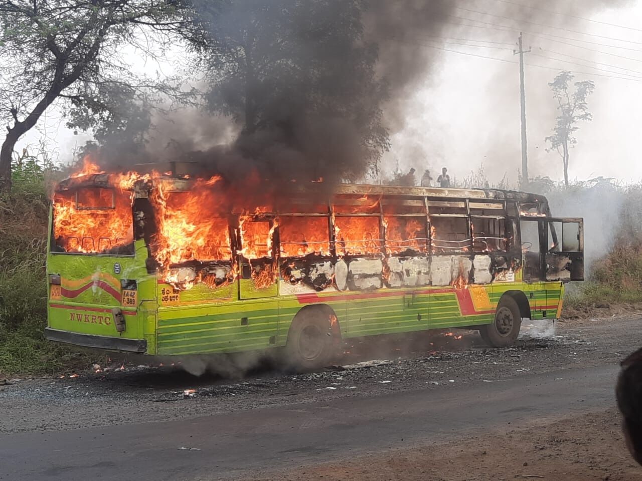 ಬೆಳಗಾವಿ: ನಡು ರಸ್ತೆಯಲ್ಲಿ ಹೊತ್ತಿ ಉರಿದ ಬಸ್; ಪ್ರಾಣಾಪಾಯದಿಂದ ಪಾರಾದ ಪ್ರಯಾಣಿಕರು