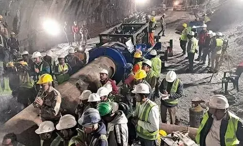 ಉತ್ತರಾಖಂಡ: ಸುರಂಗದೊಳಗೆ ಸಿಲುಕಿರುವ ಕಾರ್ಮಿಕರ ರಕ್ಷಣೆಗೆ ಲಂಬ ರಂಧ್ರ ಕೊರೆಯಲು ಆರಂಭ