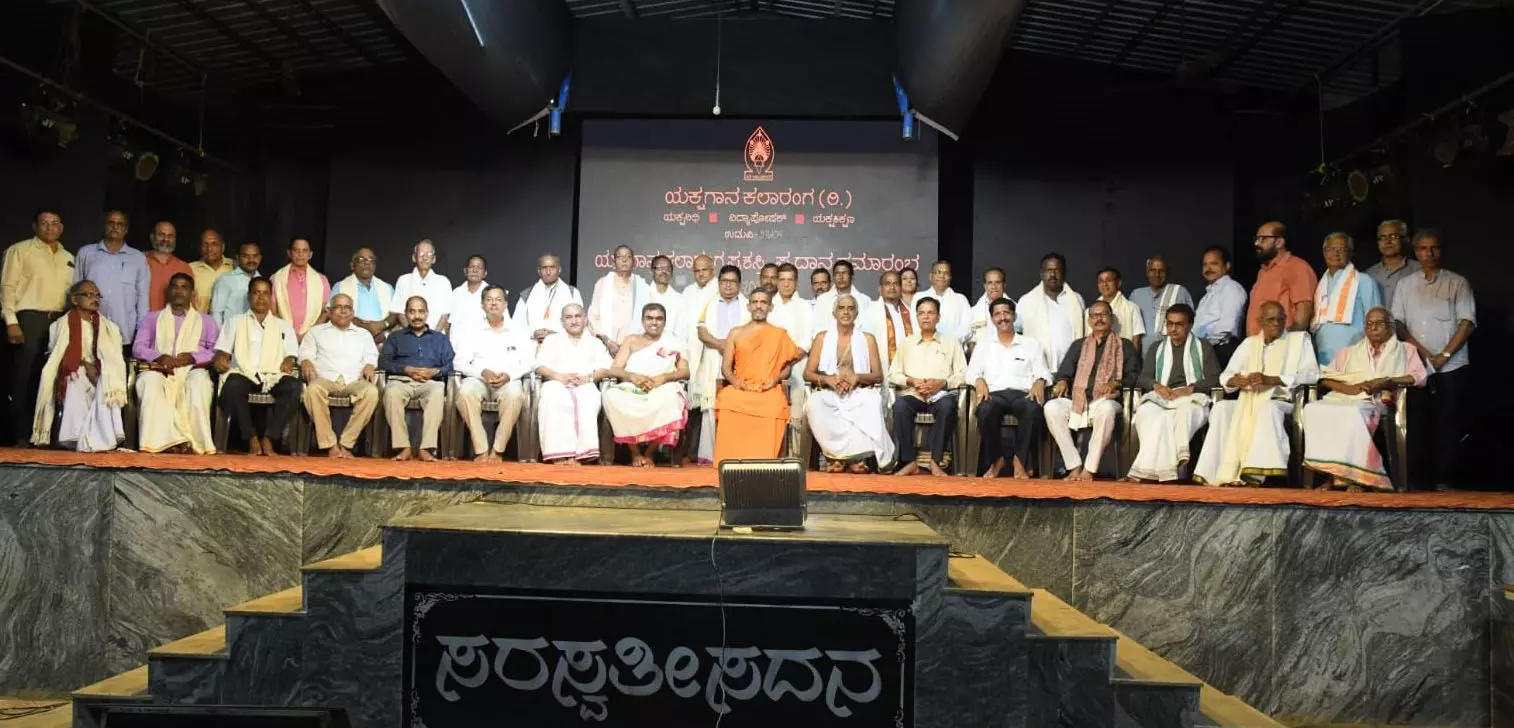 ಕಟೀಲು: ಕಲಾವಿದರುಗಳಿಗೆ ಯಕ್ಷಗಾನ ಕಲಾರಂಗ ಪ್ರಶಸ್ತಿ ಪ್ರದಾನ ಕಟೀಲು: ಕಲಾವಿದರುಗಳಿಗೆ ಯಕ್ಷಗಾನ ಕಲಾರಂಗ ಪ್ರಶಸ್ತಿ ಪ್ರದಾನ