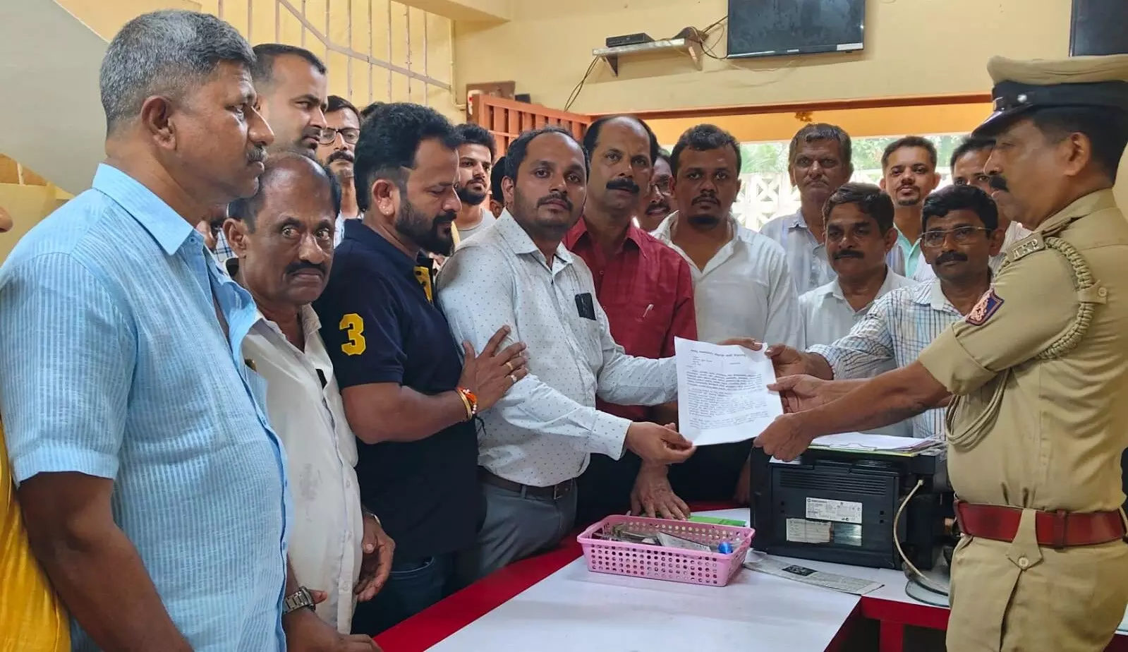 ಜೈನ ಧರ್ಮ, ಡಾ.ವೀರೇಂದ್ರ ಹೆಗ್ಗಡೆ ವಿರುದ್ಧ ಅವಹೇಳನಕಾರಿ ಹೇಳಿಕೆ ಆರೋಪ: ಬೆಳ್ತಂಗಡಿ ಠಾಣೆಯಲ್ಲಿ ಪ್ರಕರಣ ದಾಖಲು ಜೈನ ಧರ್ಮ, ಡಾ.ವೀರೇಂದ್ರ ಹೆಗ್ಗಡೆ ವಿರುದ್ಧ ಅವಹೇಳನಕಾರಿ ಹೇಳಿಕೆ ಆರೋಪ: ಬೆಳ್ತಂಗಡಿ ಠಾಣೆಯಲ್ಲಿ ಪ್ರಕರಣ ದಾಖಲು