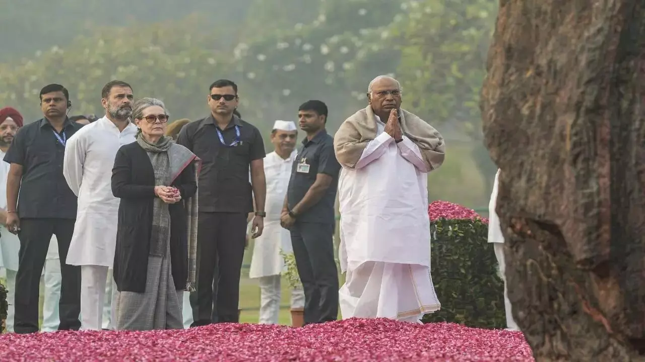 ‘ಅವರ ಜೀವನ ದೇಶಕ್ಕಾಗಿ ಸಮರ್ಪಿತವಾಗಿತ್ತು’ ಮಾಜಿ ಪ್ರಧಾನಿ ಇಂದಿರಾ ಗಾಂಧಿಯವರ 105ನೇ ಜಯಂತಿ ಸಂದರ್ಭದಲ್ಲಿ ನೆನೆಸಿಕೊಂಡ ಕಾಂಗ್ರೆಸ್ ‘ಅವರ ಜೀವನ ದೇಶಕ್ಕಾಗಿ ಸಮರ್ಪಿತವಾಗಿತ್ತು’ ಮಾಜಿ ಪ್ರಧಾನಿ ಇಂದಿರಾ ಗಾಂಧಿಯವರ 105ನೇ ಜಯಂತಿ ಸಂದರ್ಭದಲ್ಲಿ ನೆನೆಸಿಕೊಂಡ ಕಾಂಗ್ರೆಸ್