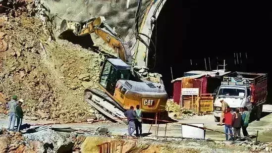 ಕಾರ್ಮಿಕರ ರಕ್ಷಣೆಗೆ ಮುಂದುವರಿದ ಕಾರ್ಯಾಚರಣೆ ನಾಲ್ಕೈದು ದಿನಗಳ ಬೇಕಾಗಬಹುದು: ಅಧಿಕಾರಿಗಳು ಕಾರ್ಮಿಕರ ರಕ್ಷಣೆಗೆ ಮುಂದುವರಿದ ಕಾರ್ಯಾಚರಣೆ ನಾಲ್ಕೈದು ದಿನಗಳ ಬೇಕಾಗಬಹುದು: ಅಧಿಕಾರಿಗಳು