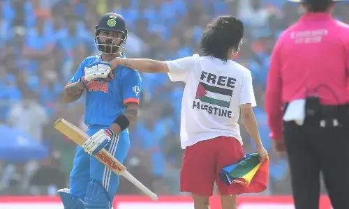 ʼಫ್ರೀ ಫೆಲೆಸ್ತೀನ್ʼ ಟಿ - ಶರ್ಟ್ ತೊಟ್ಟು ಪಿಚ್‌ಗೆ ನುಗ್ಗಿ, ಕೊಹ್ಲಿಯನ್ನು ತಬ್ಬಿಕೊಂಡ ಅಭಿಮಾನಿ