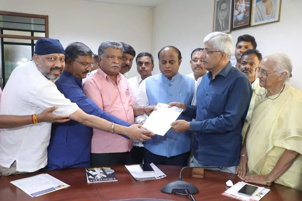 ಕಾಂತರಾಜು ಆಯೋಗದ ವರದಿ ಸಲ್ಲಿಸುವಂತೆ ‘ಹಿಂದುಳಿದ ಜಾತಿಗಳ ಒಕ್ಕೂಟ’ ಪಟ್ಟು ಕಾಂತರಾಜು ಆಯೋಗದ ವರದಿ ಸಲ್ಲಿಸುವಂತೆ ‘ಹಿಂದುಳಿದ ಜಾತಿಗಳ ಒಕ್ಕೂಟ’ ಪಟ್ಟು