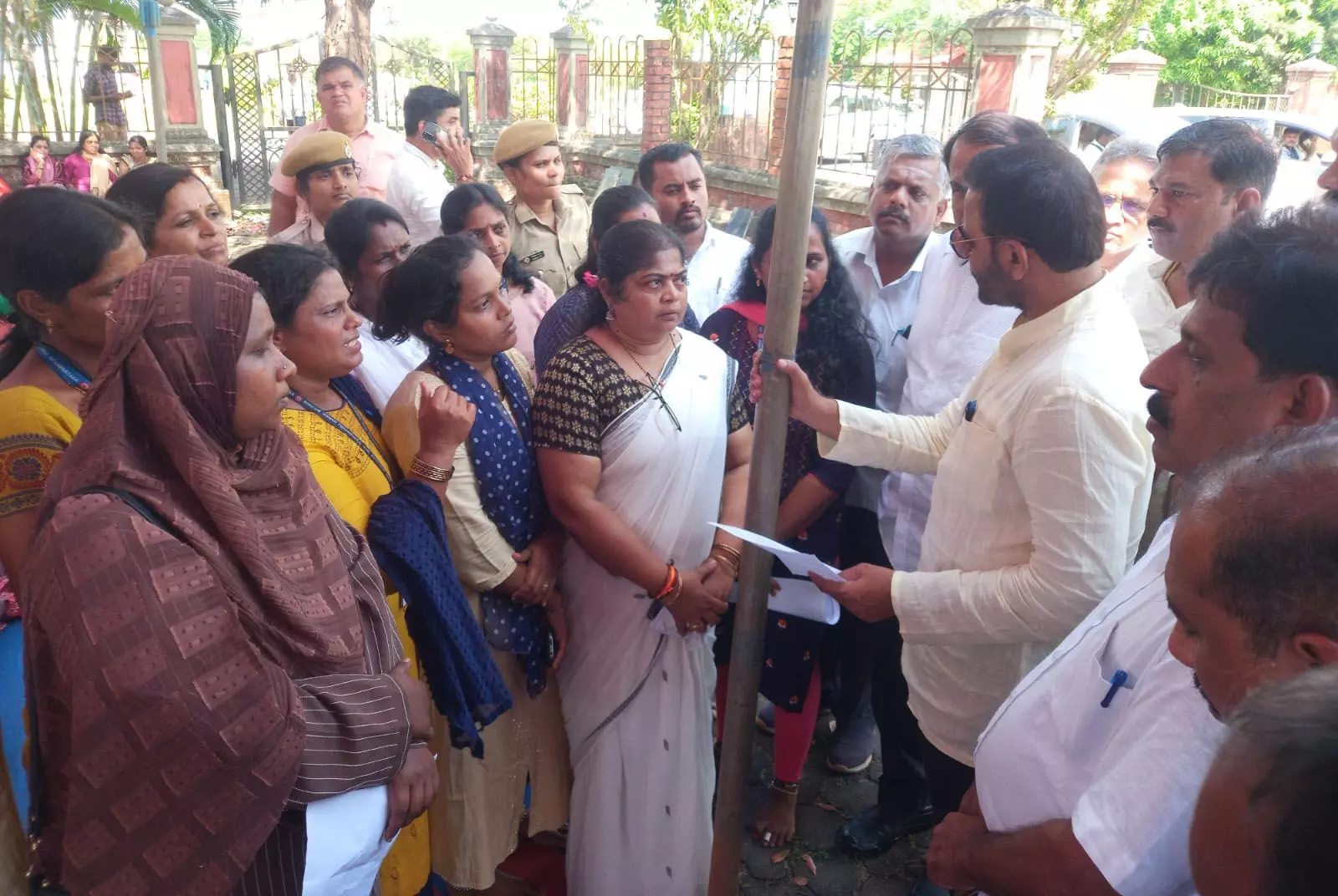 ಎಂಬಿಕೆ- ಎಲ್ಸಿಆರ್ಪಿಗಳ ಬೇಡಿಕೆ ಈಡೇರಿಕೆಗೆ ಆಗ್ರಹಿಸಿ ಧರಣಿ ಎಂಬಿಕೆ- ಎಲ್ಸಿಆರ್ಪಿಗಳ ಬೇಡಿಕೆ ಈಡೇರಿಕೆಗೆ ಆಗ್ರಹಿಸಿ ಧರಣಿ