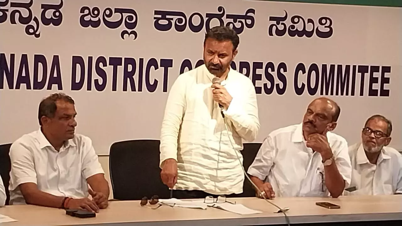 ಅಸಂಘಟಿತ ಕಾರ್ಮಿಕರಿಗೆ ಯುನಿವರ್ಸಲ್ ಕಾರ್ಡ್ ತರುವ ಚಿಂತನೆ : ಸಂತೋಷ್ ಲಾಡ್ ಅಸಂಘಟಿತ ಕಾರ್ಮಿಕರಿಗೆ ಯುನಿವರ್ಸಲ್ ಕಾರ್ಡ್ ತರುವ ಚಿಂತನೆ : ಸಂತೋಷ್ ಲಾಡ್