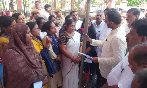 ಎಂಬಿಕೆ- ಎಲ್‌ಸಿಆರ್‌ಪಿಗಳ ಬೇಡಿಕೆ ಈಡೇರಿಕೆಗೆ ಆಗ್ರಹಿಸಿ ಧರಣಿ