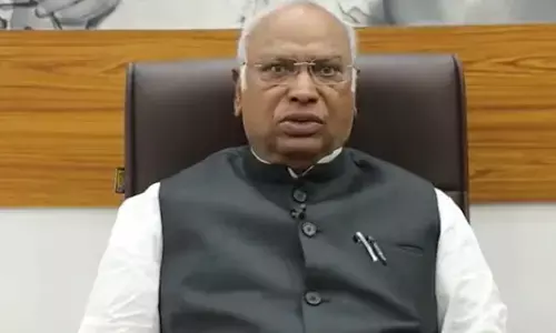 ಬಂದರಿನಿಂದ ವಿಮಾನ ನಿಲ್ದಾಣವರೆಗೆ ಪ್ರಧಾನಿ ಮೋದಿ ನಿಯಂತ್ರಿಸುತ್ತಿದ್ದಾರೆ: ಖರ್ಗೆ