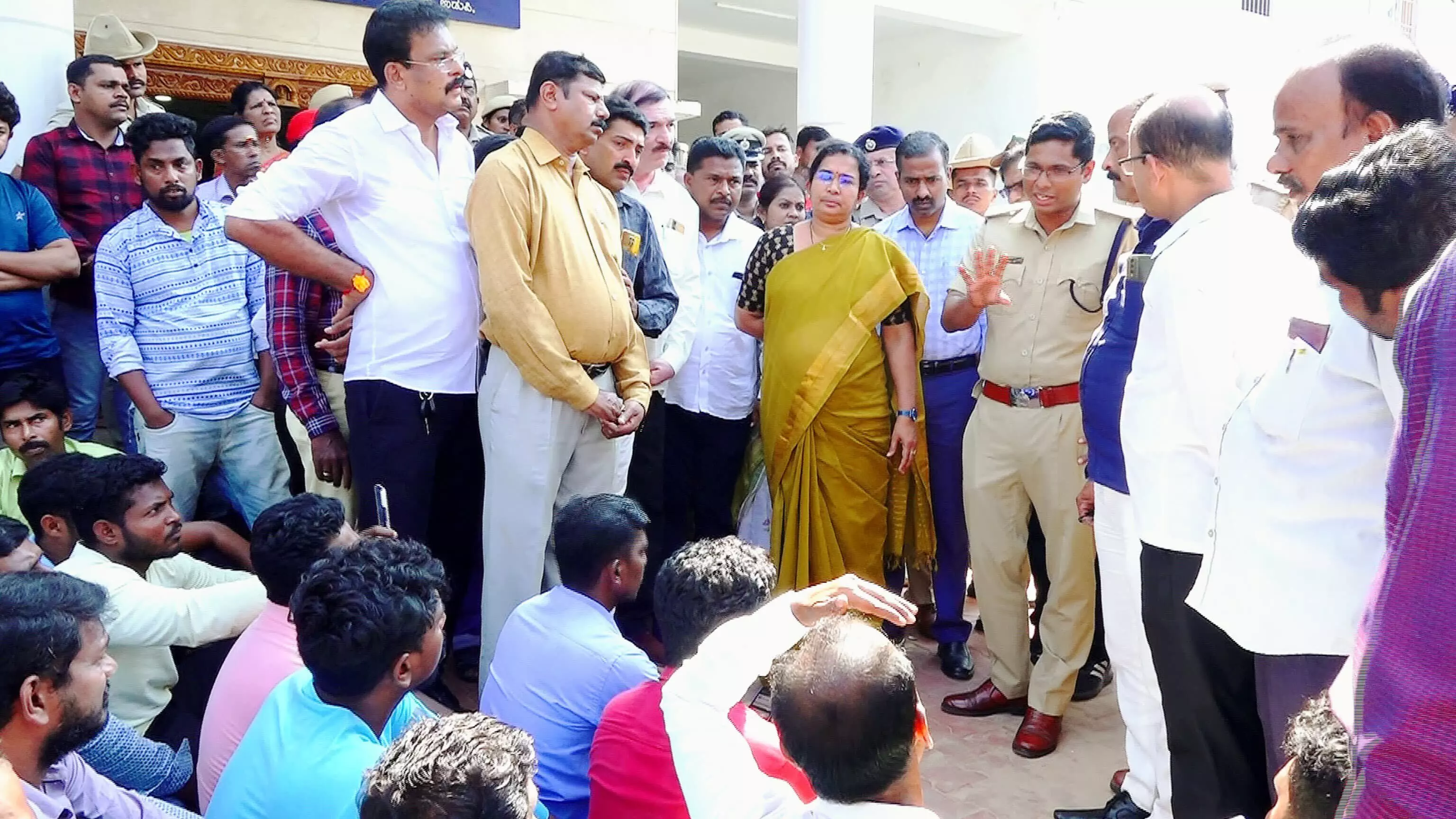 ವೈದ್ಯರ ನಿರ್ಲಕ್ಷ್ಯದಿಂದ ಮಗು ಮೃತ್ಯು ಆರೋಪ: ಕುಂದಾಪುರ ಸರಕಾರಿ ಆಸ್ಪತ್ರೆ ಎದುರು ಅಹೋರಾತ್ರಿ ಪ್ರತಿಭಟನೆ