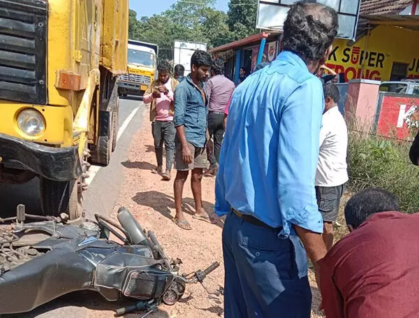 ಕೈಕಂಬ: ಬೈಕ್ - ಟಿಪ್ಪರ್ ನಡುವೆ ಅಪಘಾತ; ಓರ್ವ ಮೃತ್ಯು ಕೈಕಂಬ: ಬೈಕ್ - ಟಿಪ್ಪರ್ ನಡುವೆ ಅಪಘಾತ; ಓರ್ವ ಮೃತ್ಯು