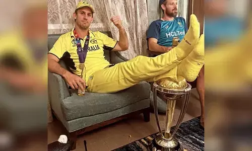 ಶ್ರೇಷ್ಠ-ಕನಿಷ್ಠ ನಂಬಿಕೆಯ ಹೊಸ ಆಯಾಮವನ್ನು ತೆರೆದಿಟ್ಟ ಟ್ರೋಫಿಯೊಂದಿಗಿನ ಮಿಚೆಲ್‌ ಮಾರ್ಷ್‌ ಚಿತ್ರ