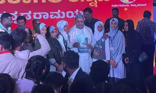 ಸಿಎಂ ಸಿದ್ದರಾಮಯ್ಯರಿಗೆ ಸಾಲಿಹಾತ್‌ ಶಾಲೆಯ ಸ್ಮರಣ ಸಂಚಿಕೆ ನೀಡಿದ ವಿದ್ಯಾರ್ಥಿಗಳು