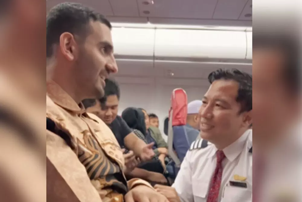 ವಿಮಾನದಲ್ಲಿ ಪ್ರಯಾಣಿಸುತ್ತಿದ್ದ ಫೆಲಸ್ತೀನ್ ಪ್ರಜೆಗೆ ಸಹಾನುಭೂತಿ ತೋರಿದ ಇಂಡೋನೇಶಿಯಾ ಪೈಲಟ್