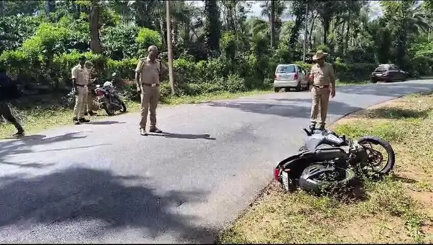 ಪೊನ್ನಂಪೇಟೆ | ಕಾರು ಢಿಕ್ಕಿ: ಬೈಕ್ ಸವಾರ ಸಾವು ಪೊನ್ನಂಪೇಟೆ | ಕಾರು ಢಿಕ್ಕಿ: ಬೈಕ್ ಸವಾರ ಸಾವು