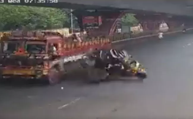 ಲಾರಿಗೆ ಢಿಕ್ಕಿ ಹೊಡೆದ ಆಟೋ: 8 ಶಾಲಾ ಮಕ್ಕಳಿಗೆ ಗಾಯ ಲಾರಿಗೆ ಢಿಕ್ಕಿ ಹೊಡೆದ ಆಟೋ: 8 ಶಾಲಾ ಮಕ್ಕಳಿಗೆ ಗಾಯ