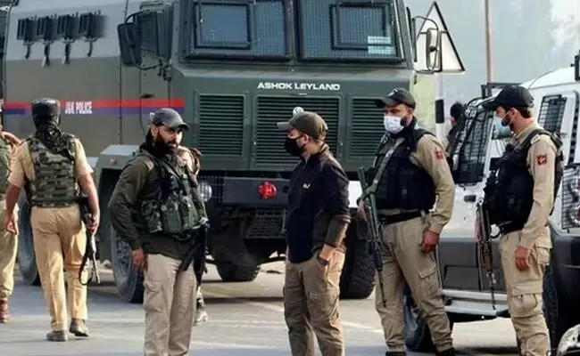 ಭಯೋತ್ಪಾದಕರೊಂದಿಗೆ ನಂಟು ಆರೋಪ ; ಜಮ್ಮು-ಕಾಶ್ಮೀರದಲ್ಲಿ ನಾಲ್ವರು ಸರಕಾರಿ ಉದ್ಯೋಗಿಗಳ ವಜಾ ಭಯೋತ್ಪಾದಕರೊಂದಿಗೆ ನಂಟು ಆರೋಪ ; ಜಮ್ಮು-ಕಾಶ್ಮೀರದಲ್ಲಿ ನಾಲ್ವರು ಸರಕಾರಿ ಉದ್ಯೋಗಿಗಳ ವಜಾ