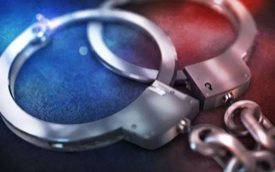 ಮಡಿಕೇರಿ: ಐಟಿ ಅಧಿಕಾರಿಗಳ ಸೋಗಿನಲ್ಲಿ ವೈದ್ಯರ ಮನೆಗೆ ನುಗ್ಗಿದ ಆರೋಪಿಗಳ ಬಂಧನ ಮಡಿಕೇರಿ: ಐಟಿ ಅಧಿಕಾರಿಗಳ ಸೋಗಿನಲ್ಲಿ ವೈದ್ಯರ ಮನೆಗೆ ನುಗ್ಗಿದ ಆರೋಪಿಗಳ ಬಂಧನ