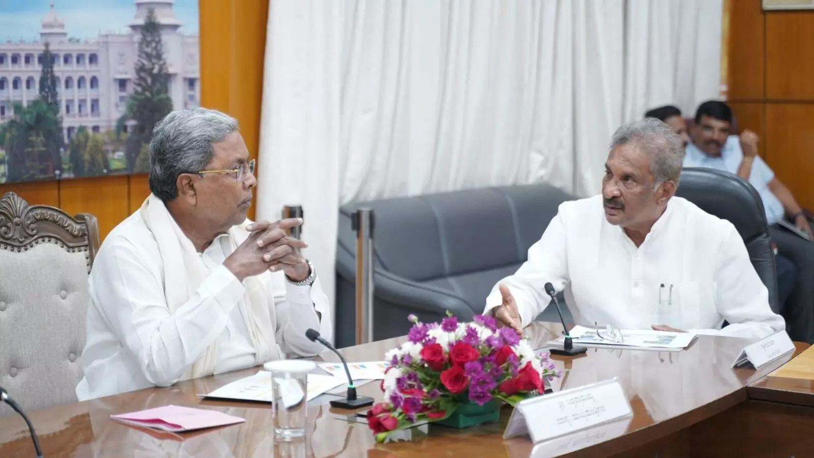 ನಾಲ್ಕು ಗ್ಯಾರಂಟಿ ಯೋಜನೆಗಳ ಅನುಷ್ಠಾನ ಪ್ರಗತಿ ಪರಿಶೀಲಿಸಿದ ಮುಖ್ಯಮಂತ್ರಿ ಸಿದ್ದರಾಮಯ್ಯ