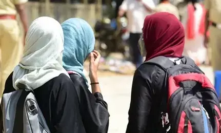 ಬೀಫ್ ಸೇವನೆ ಕಾರಣಕ್ಕೆ ವಿದ್ಯಾರ್ಥಿನಿಯ ಹಿಜಾಬ್ ನಿಂದ ಶೂ ಪಾಲಿಶ್ ಮಾಡಿಸಿದ ಶಿಕ್ಷಕರು ; ಆರೋಪ