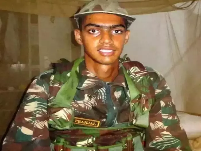 “ಪ್ರಾಂಜಲ್ ನ ಕರೆಗಾಗಿ ಕಾಯುತ್ತಿದ್ದೆವು, ಆದರೆ ಈಗ ಆತನ ಪಾರ್ಥಿವ ಶರೀರ ಸ್ವೀಕರಿಸಲು ಹೋಗುತ್ತಿದ್ದೇವೆ”: ಹುತಾತ್ಮ ಕನ್ನಡಿಗ ಯೋಧನ ತಂದೆ ಕಣ್ಣೀರು “ಪ್ರಾಂಜಲ್ ನ ಕರೆಗಾಗಿ ಕಾಯುತ್ತಿದ್ದೆವು, ಆದರೆ ಈಗ ಆತನ ಪಾರ್ಥಿವ ಶರೀರ ಸ್ವೀಕರಿಸಲು ಹೋಗುತ್ತಿದ್ದೇವೆ”: ಹುತಾತ್ಮ ಕನ್ನಡಿಗ ಯೋಧನ ತಂದೆ ಕಣ್ಣೀರು