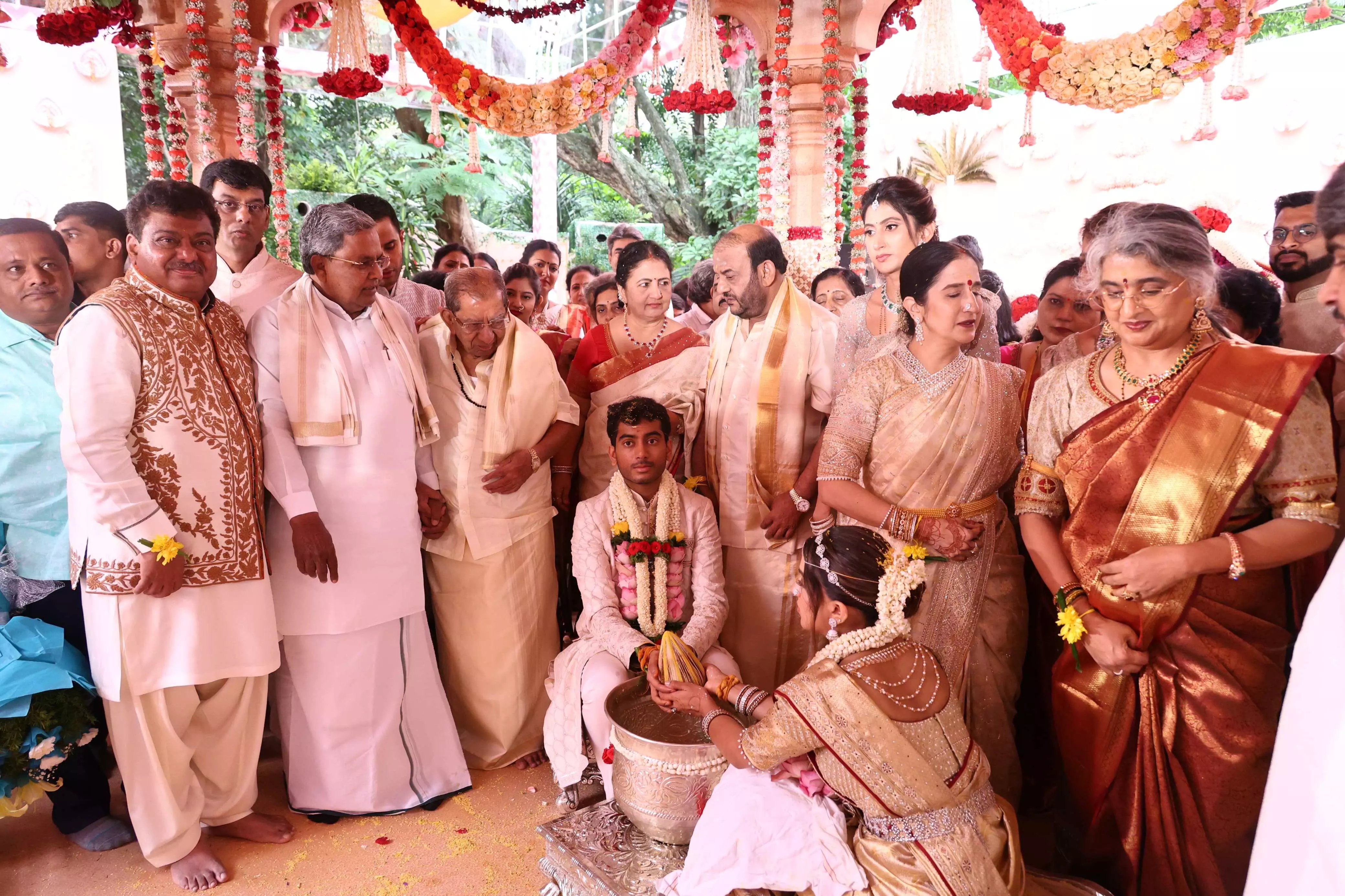 PHOTOS | ಶಾಮನೂರು‌ ಶಿವಶಂಕರಪ್ಪ ಅವರ ಮೊಮ್ಮಗಳ ಜತೆ ಸಚಿವ ಎಂ.ಬಿ. ಪಾಟೀಲ್ ಪುತ್ರನ ವಿವಾಹ