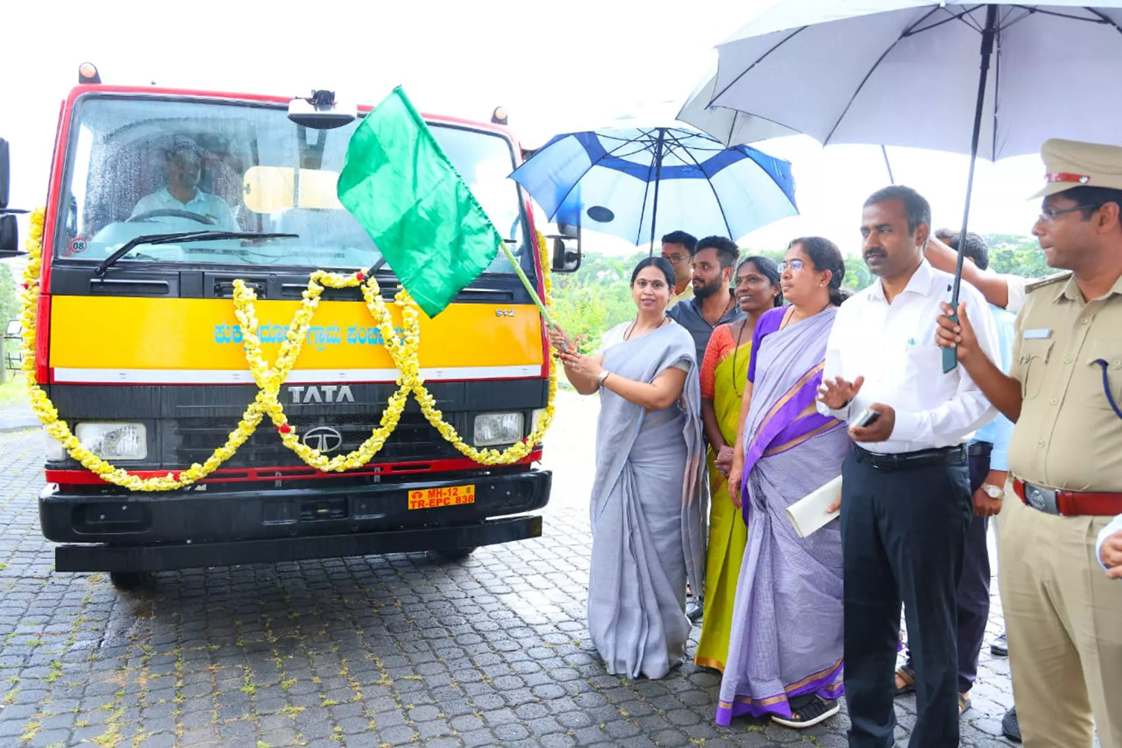 ಮಲತ್ಯಾಜ್ಯ ಸಂಗ್ರಹಣಾ ವಾಹನಕ್ಕೆ ಸಚಿವೆ ಲಕ್ಷ್ಮೀ ಹೆಬ್ಬಾಳ್ಕರ್ ಚಾಲನೆ ಮಲತ್ಯಾಜ್ಯ ಸಂಗ್ರಹಣಾ ವಾಹನಕ್ಕೆ ಸಚಿವೆ ಲಕ್ಷ್ಮೀ ಹೆಬ್ಬಾಳ್ಕರ್ ಚಾಲನೆ