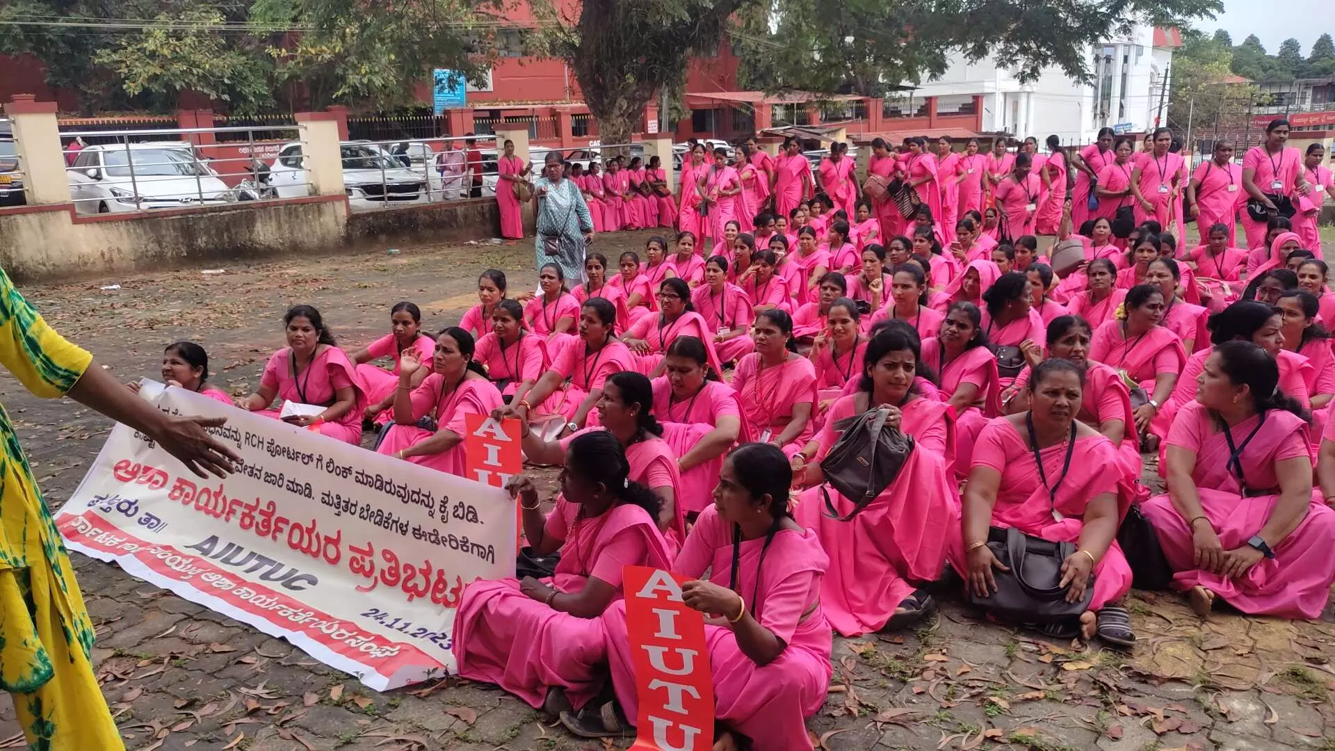 ಪುತ್ತೂರು: ಬೇಡಿಕೆ ಈಡೇರಿಕೆಗೆ ಆಗ್ರಹಿಸಿ ಆಶಾ ಕಾರ್ಯಕರ್ತೆಯರಿಂದ ಪ್ರತಿಭಟನೆ; ಮನವಿ ಸಲ್ಲಿಕೆ