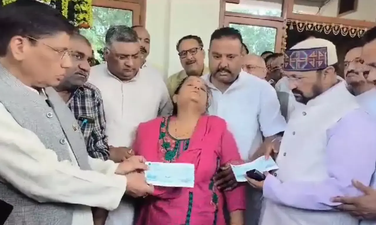 ಹುತಾತ್ಮ ಯೋಧನ ಮನೆಗೆ  ಭೇಟಿ ನೀಡಿ, ದುಃಖಿಸುತ್ತಿದ್ದ ತಾಯಿಗೆ ಚೆಕ್ ನೀಡಿ ಬಲವಂತದಿಂದ ಫೊಟೋ ತೆಗೆಸಿಕೊಂಡ ಬಿಜೆಪಿ ; ವೀಡಿಯೊ ವೈರಲ್